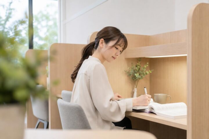 資格勉強が続かない社会人女性へ。自習室を使って集中と学習習慣を整える方法